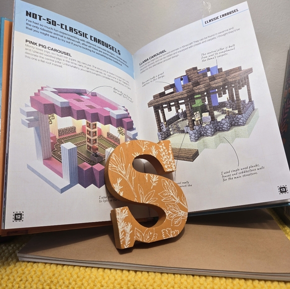 Minecraft: Let's Build! Theme Park Adventure Book - Picture 4 of 4